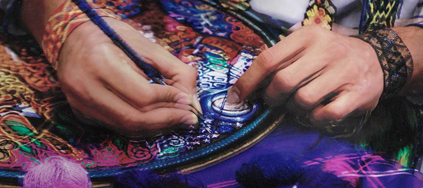 Estilo y Significado Cultural de la Vestimenta Indígena y Textiles Elaborados a Mano